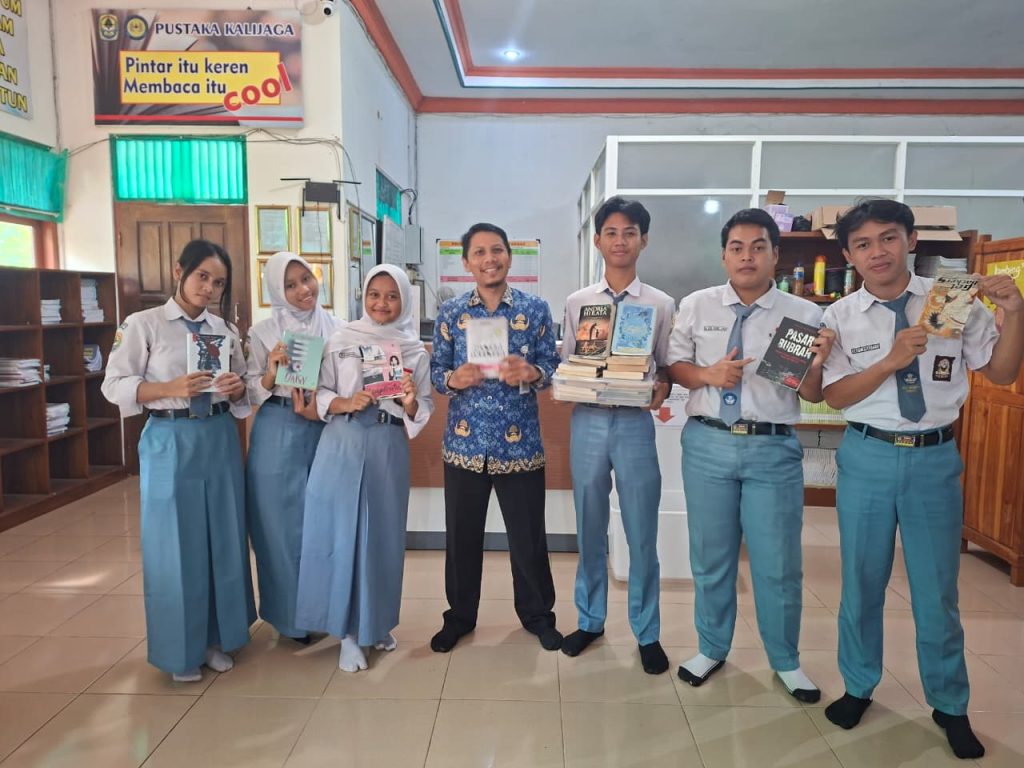 Sinergi OSIS,MPK DAN ROHIS SMA Negeri 2 Demak Perkaya Koleksi Perpustakaan Pustaka Kalijaga Lewat Donasi Buku